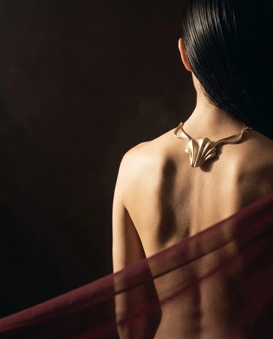 VELORA piece worn at the back of the neck